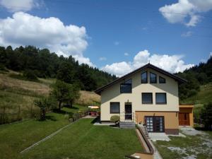 a house on a hill with a yard at Windstille in Oščadnica
