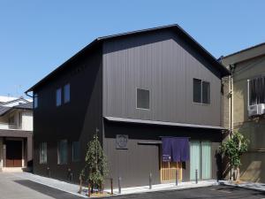 京都京都苏伊旅舍的街上一座黑色灰色的建筑