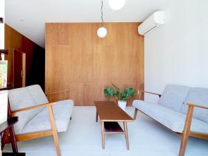 uma sala de estar com duas cadeiras e uma mesa em Hostel Sui Kyoto em Quioto