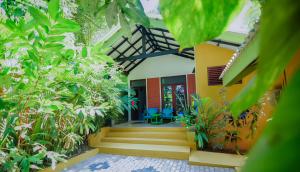 a house with a courtyard with plants at Randoni Villa in Raddoluwa
