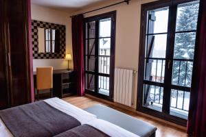A bed or beds in a room at Hotel Valle De Izas