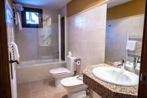 A bathroom at Hotel Valle De Izas