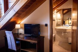 A television and/or entertainment centre at Hotel Valle De Izas