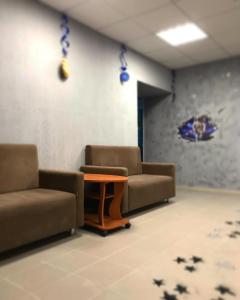 a waiting room with two chairs and a table at Хостел КОСМОС in Yekaterinburg