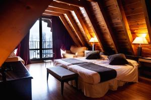 A bed or beds in a room at Hotel Valle De Izas