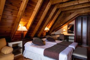 A bed or beds in a room at Hotel Valle De Izas