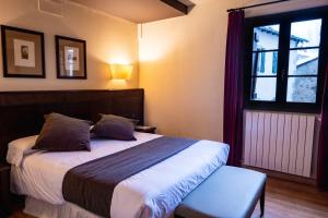 A bed or beds in a room at Hotel Valle De Izas