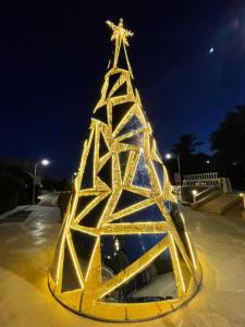 un albero di Natale è illuminato di notte di Mousa Coast Hotel & Spa a Ras Sedr