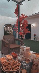 Altaraf Resort في الشفا: طاولة مع طعام فوق الفناء