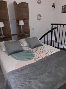 Rúm í herbergi á GÎTE BARBE BLEUE