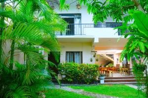 a view of a house from the garden at King Lobster Summer House in Weligama