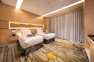 - une chambre d'hôtel avec 2 lits dans l'établissement Msharef almoden hotel فندق مشارف المدن, à Jazan