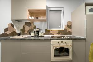 Kuhinja ili čajna kuhinja u objektu Amazon - DeLuxe One Bedroom