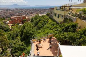 - Vistas a la ciudad desde la parte superior de un edificio en B&B La Veduta en Nápoles