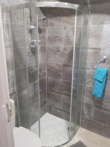La salle de bains est pourvue d'une douche avec une porte en verre. dans l'établissement En suite bedrooms, Heaton, Newcastle, à Newcastle