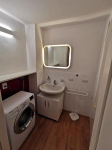 uma casa de banho com uma máquina de lavar roupa e um lavatório em Navigli Area- New Loft FULLY EQUIPPED 5 pax em Milão