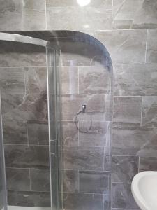 La salle de bains est pourvue d'une douche avec une porte en verre. dans l'établissement En suite bedrooms, Heaton, Newcastle, à Newcastle