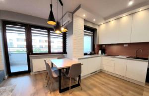 A cozinha ou cozinha compacta de LUXURY BLUE CASCADE studio DOWNTOWN balcony