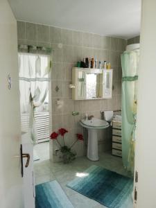 y baño con lavabo y espejo. en Prima House, en Podgorica