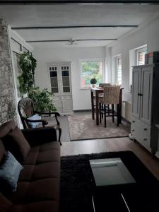 een woonkamer met een bank en een tafel bij Westwind in Eggstedt