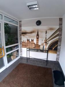 a bedroom with a mural of the city of london at Westwind in Eggstedt