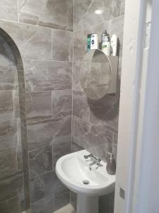 uma casa de banho com um lavatório e um espelho em En suite bedrooms, Heaton, Newcastle em Newcastle