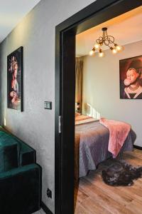sypialnia z łóżkiem i lustrem w obiekcie Apartament LOFTSPA w mieście Ustrzyki Dolne
