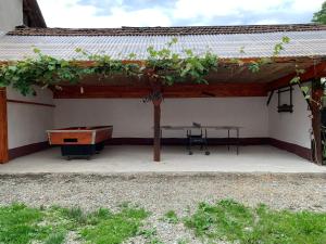 um pavilhão com uma mesa de pingue-pongue e uma mesa de pingue-pongue em Casa Mari em Cartisoara