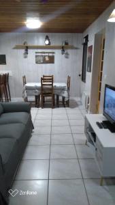 - un salon avec un canapé et une table dans l'établissement chez Andréa, à Le Mont-Dore
