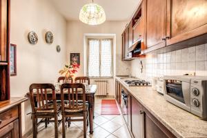 Η κουζίνα ή μικρή κουζίνα στο Warm apt in ancient building in Vatican-P S Pietro