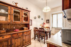 Η κουζίνα ή μικρή κουζίνα στο Warm apt in ancient building in Vatican-P S Pietro