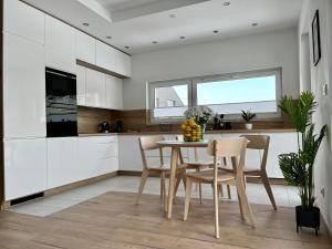 Kuchyňa alebo kuchynka v ubytovaní Apartamenty Mieczysława Gorzki