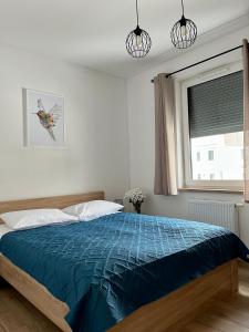 耶萊尼亞古拉的住宿－Apartamenty Mieczysława Gorzki，一间卧室配有一张带蓝色毯子的床