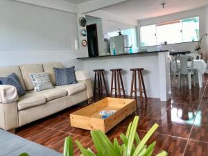 a living room with a couch and a table at Apartamento Excelente in Arraial do Cabo