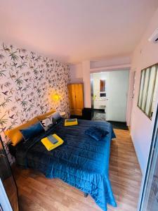 A bed or beds in a room at Stunning 2 bedroom Apartment with great design Sitges centre beach