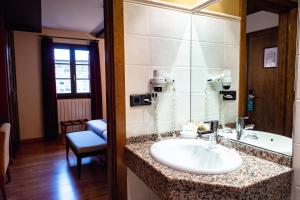 A bathroom at Hotel Valle De Izas