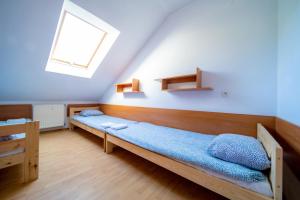 Giường trong phòng chung tại Dom Wczasowy SZCZYT