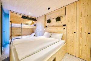 Postel nebo postele na pokoji v ubytování Apart Hotel Adelboden am Dorfplatz