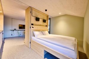 Łóżko lub łóżka w pokoju w obiekcie Apart Hotel Adelboden am Dorfplatz