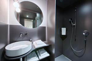 y baño con lavabo y ducha. en Apart Hotel Adelboden am Dorfplatz en Adelboden