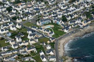 an aerial view of a village next to the ocean at LocaLise - Maison E4 au Guilvinec - A 20m de la mer avec jardin et piscine - Tout à pied, plages, port, centre, commerces, marché - Wifi inclus - Linge de lit inclus - Animaux bienvenus in Le Guilvinec