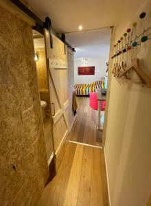 een hal die leidt naar een woonkamer met een bank bij Studio 7 in Hoogland