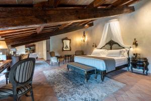 um quarto com uma cama, uma mesa e cadeiras em Villa Petriolo em Cerreto Guidi