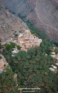 uma aldeia ao lado de uma montanha em Al Misfah Hospitality Inn em Misfāh