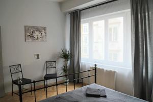 Postel nebo postele na pokoji v ubytování Charles Square Apartments