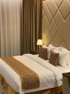 Una cama o camas en una habitación de Temandra Hotel