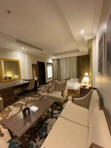 吉達的住宿－Temandra Hotel，酒店客房设有床和客厅。