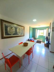 sala de estar con mesa y sillas en Casa de Ondina - Apto na Ponta Verde em Maceió, en Maceió