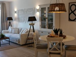uma sala de estar com um sofá e uma mesa em OCEAN TERRACES by VILA GAIVOTA D em Ferragudo
