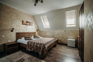 Un pat sau paturi într-o cameră la Complex Hanul Cavalerului
